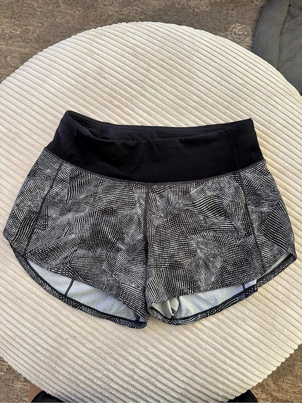 lululemon Speed Up Mid-Rise Lined Short 4" Athletic Shorts Black Design